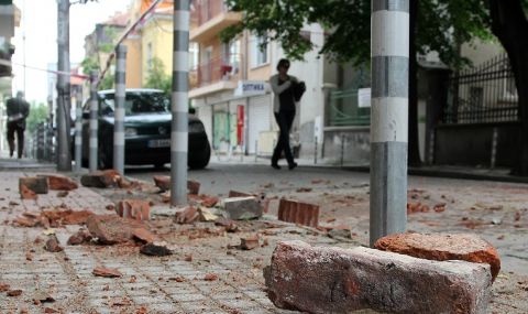 В София: Фасада на сграда се срути върху улица - 1