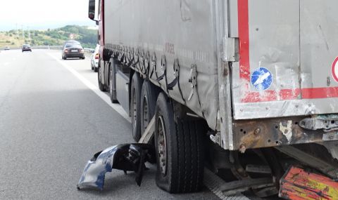 Кола, бус и тир се сблъскаха в Прохода на Републиката - 1