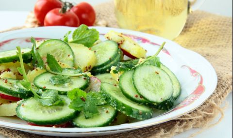 Рецепта за вечеря: Свежа салата с краставици и специален дресинг - 1