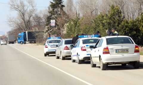 20 мигранти откри полицията в бус до пътен възел "Даскалово" в Перник - 1