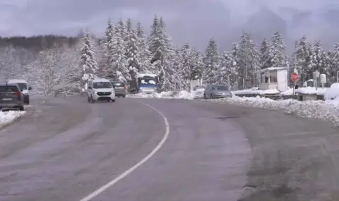 Сняг блокира Петрохан