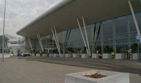 Допускат само пътуващите до летище София тази сутрин - 1