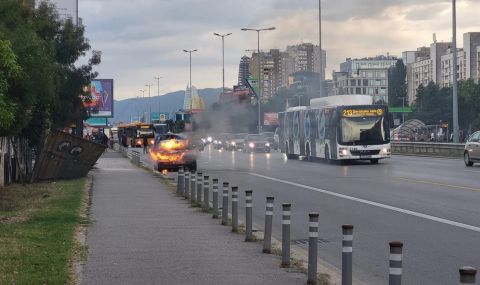 BMW изгоря на "Цариградско шосе" в София ВИДЕО - 1