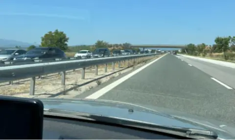 Kilometer-long queues on the Trakia highway due to smoke  - 1