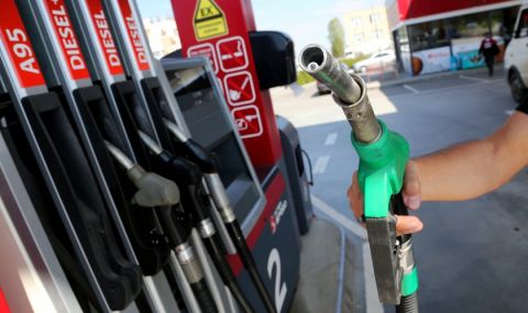 Бензинът в България е поевтинял с 13 стотинки за месец - 1