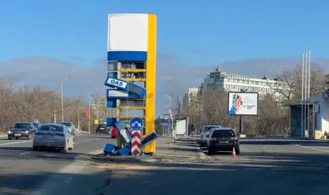 В Бургас: След загуба на контрол шофьор отнесе информационно табло на бензиностанция  - 1