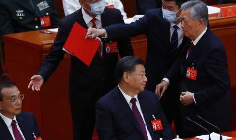 Бившият китайски президент Ху Цзинтао е бил изведен от залата на конгреса на ККП - 1