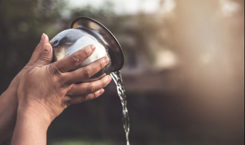 Пречистващ ритуал с вода гони лошата енергия от дома - 1