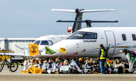 Екоактивисти блокираха летище в Амстердам - 1