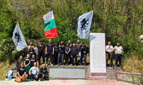 „Възраждане“ почисти антифашисткия  паметник край Камчия след поредната вандалска  проява (СНИМКИ) - 1