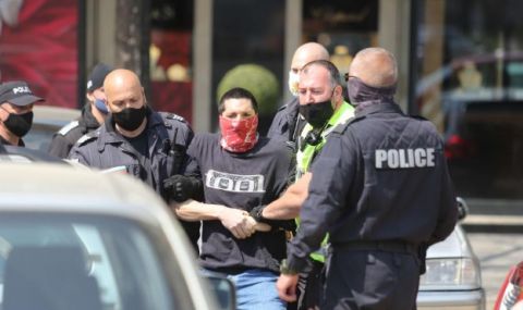 Полицаи щурмуваха апартамента на Бахамата - 1