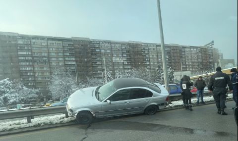 Кола кацна на мантинелата на "Цариградско шосе", предизвика тапа  - 1