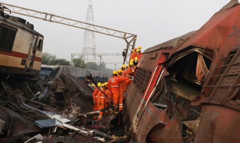 Спасителната операция в Индия приключи! Най-малко 288 загинали при жестоката влакова катастрофа - 1