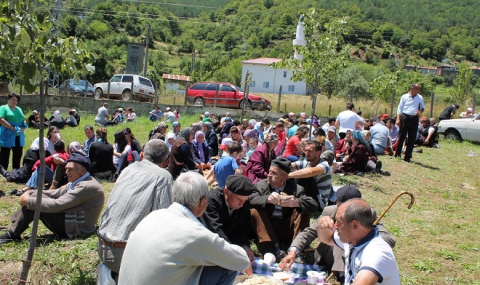 Над 500 души ядоха кешкек в Китница - 1