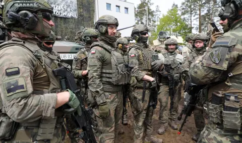 Наръчници, раници, оръжия: в Полша се готвят за най-лошото - 1