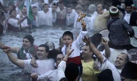 5-годишен юнак и Исус вадят кръста, камили го посрещат (обновена) - 1