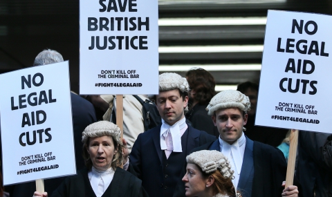 Британски адвокати излязоха на протест с перуки - 1