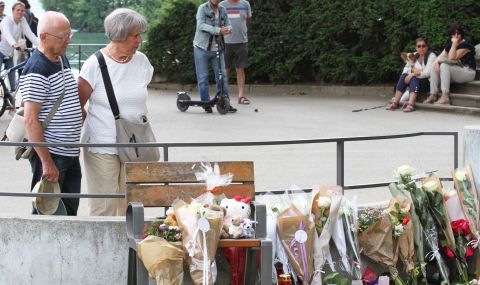 Хора оставят цветя на площада във френския град Анси, където бяха нападнати малки деца - 1