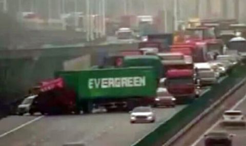 Камион на Evergreen повтори "подвига" на контейнеровоза в Суецкия канал - 1
