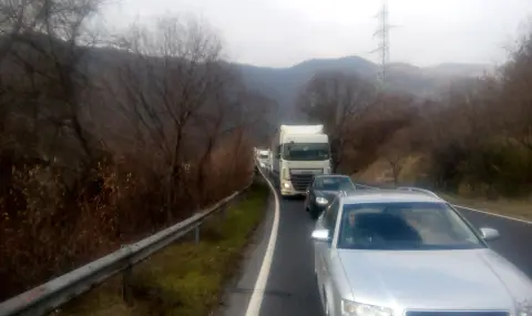 Километрична тапа блокира Кресненското дефиле