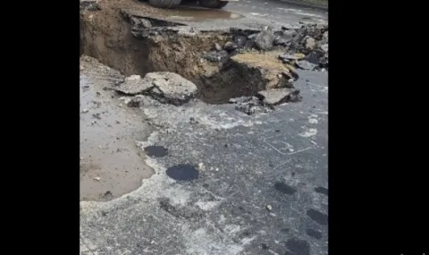 Автобус на градския транспорт в Пловдив пропадна в огромна дупка - 1