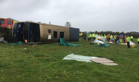 Двуетажен автобус се преобърна в Англия - 1