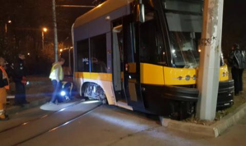 Трамвай излезе от релсите и се заби в стълб - 1