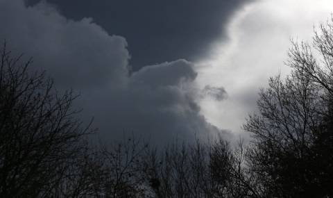 Още мрачни облаци - 1