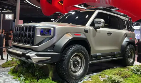 С четири мотора китайския всъдеход Hongqi ускорява като суперкар и гази пресечена местност като танк - 1