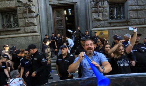 Протестът запали огън пред централата на ГЕРБ - 1