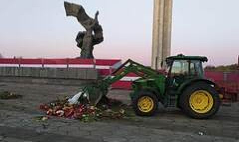В Рига трактори пометоха цветята, положени на 9 май - 1