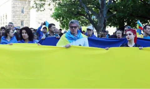 Граждани отбелязват с шествие в столицата 2 години от началото на войната в Украйна - 1