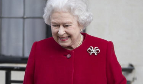 Елизабет II търси да наеме човек, който да отлепя изплютите дъвки в двореца й - 1