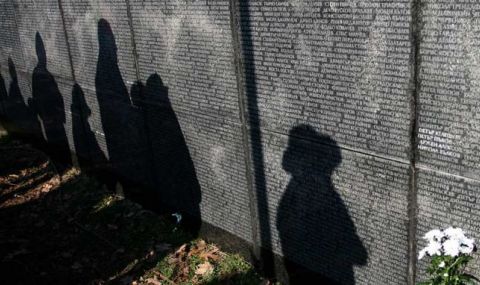 Оскверниха Мемориала на жертвите на комунизма пред НДК - 1
