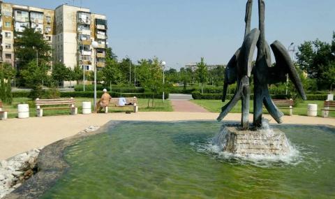 Хората в Пловдив захвърлиха дрехи и задръжки заради жегите (ВИДЕО) - 1