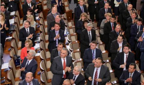 Новият парламент прие спорни за гражданите закони - 1