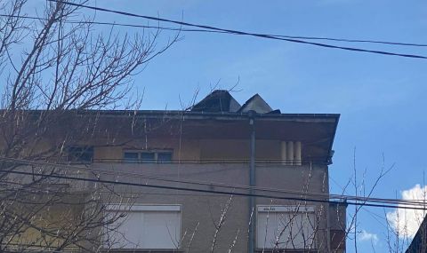 Силен вятър вдигна част от покрива на блок в Лясковец  - 1