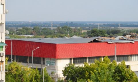 Ураган отнесе покрива на спортната зала в Стара Загора - 1