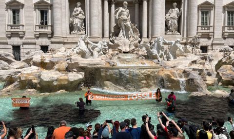 Екоактивисти изляха черна боя в римския фонтан Ди Треви - 1