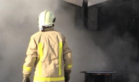 Огнен ад в общежитие в Димитровград, пожарникари трошат врати - 1