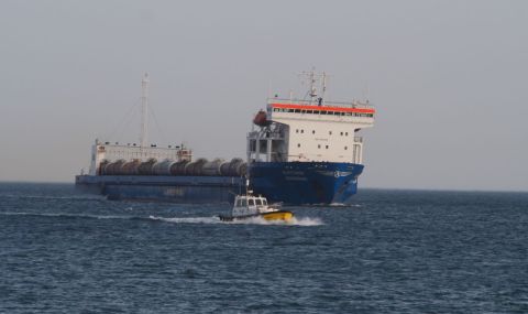 Човешка грешка е причината за сблъсъка между два кораба край Тюленово - 1