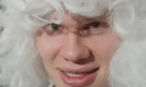 Ерлинг Халанд в ролята на Дядо Коледа: Футболната звезда донесе празнична магия на децата в Манчестър - ВИДЕО - 1