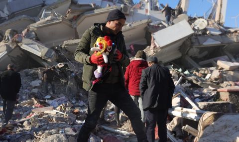 Национал на Турция и 5-годишният му син сред загиналите при земетресенията - 1