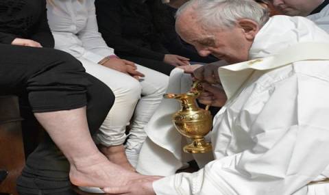 Папа Франциск изми краката на 12 затворници - 1