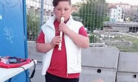 11-годишен свири на улицата, за да събере пари за болното си братче - 1
