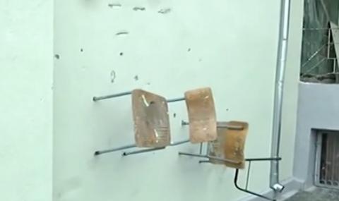 Вандали забиха столове в стените на училище - 1