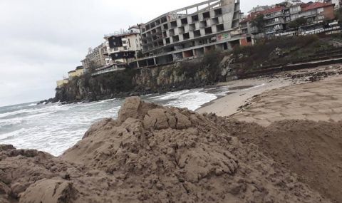 Багер продължава да копае на Централния плаж в Созопол - 1