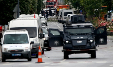 Бомба се взриви край полицейски участък в Турция - 1