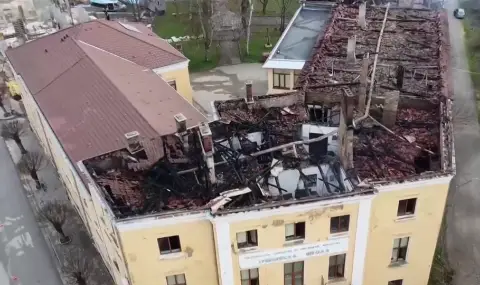 Врани пробиха временния покрив на горялата гимназия в Трявна - 1