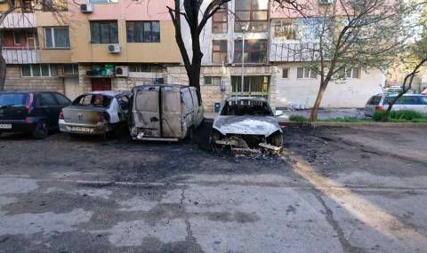 И в Ловеч започнаха да палят автомобили (Снимки) - 1